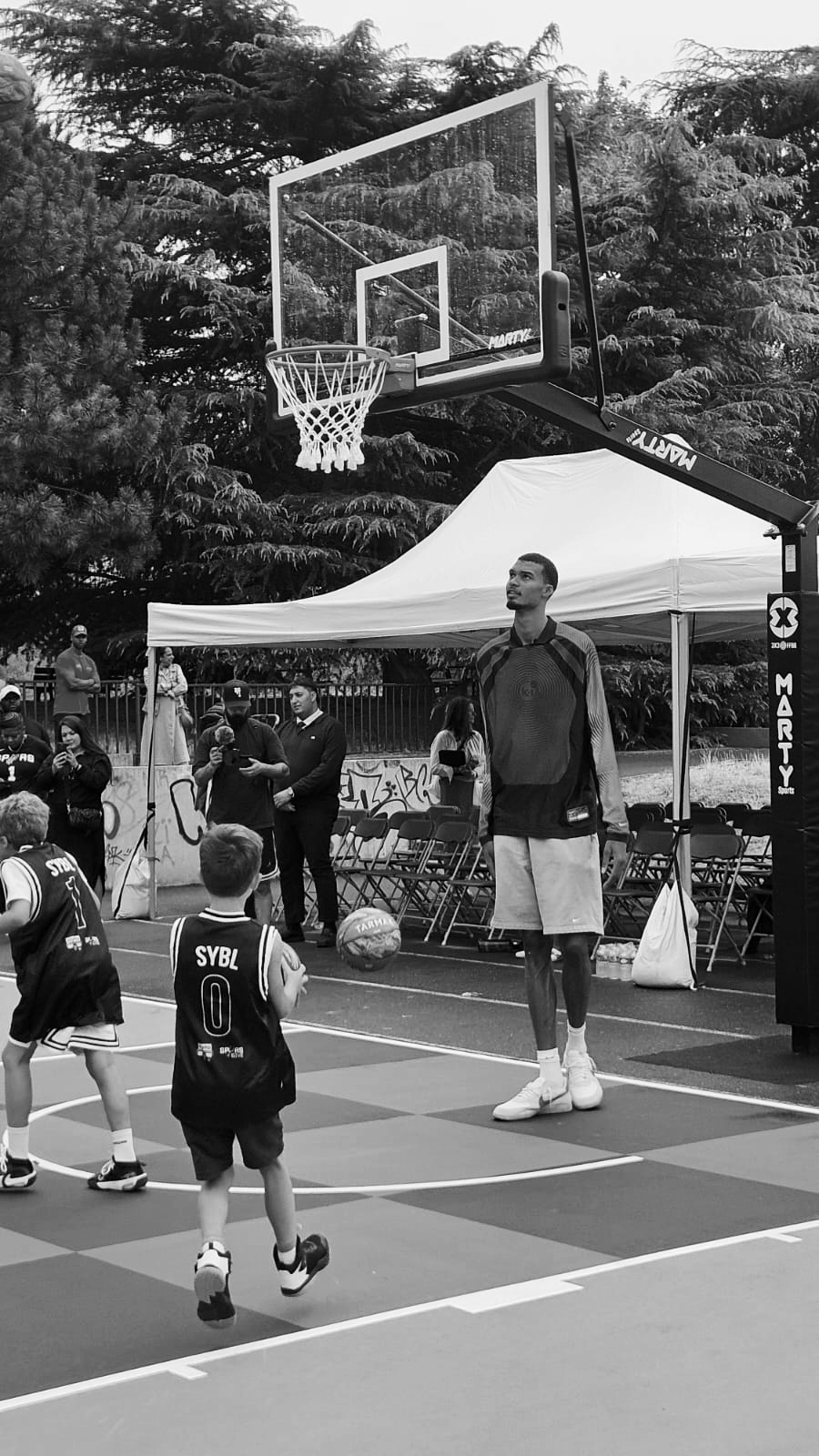 Live drawing sport par Margot Changeon à l'inauguration du nouveau terrain de basket à Nanterre en présence de Wemby des Spurs
