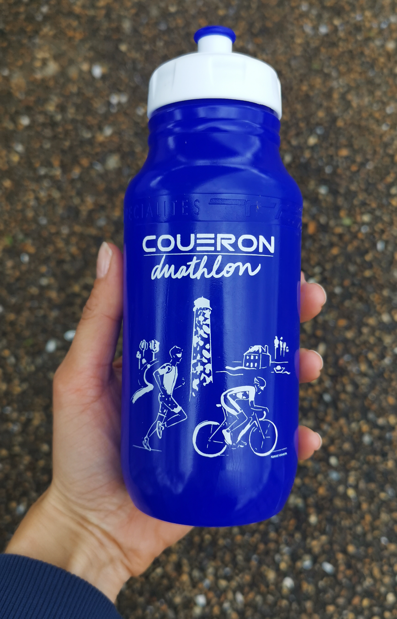 Illustration sport sur la gourde pour le duathlon de Couëron par l'illustratrice Margot Changeon